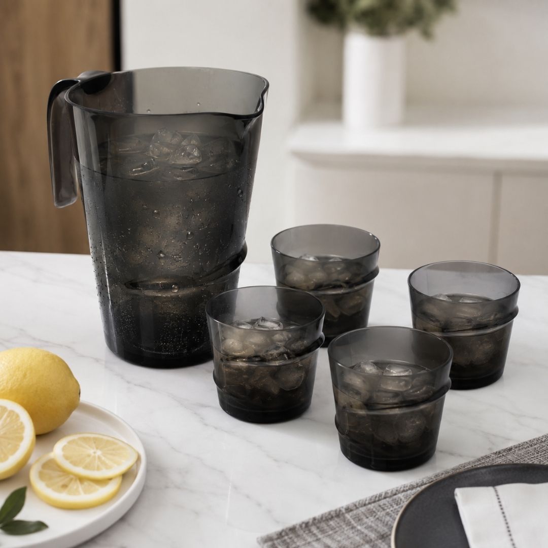 Set de Jarra Negra con 4 Vasos – Plástico Resistente