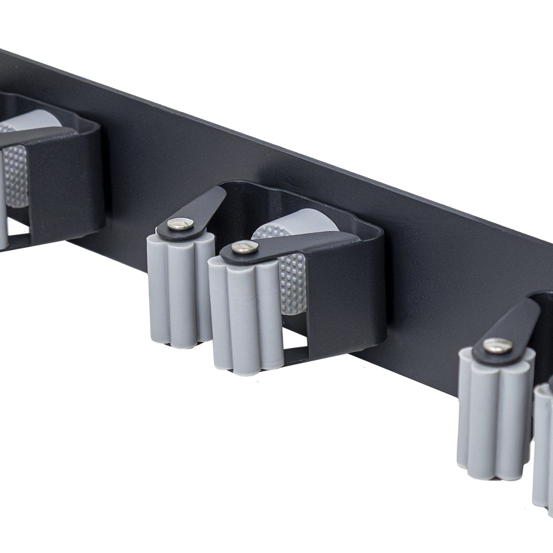 Organizador metálico de pared para herramientas de limpieza