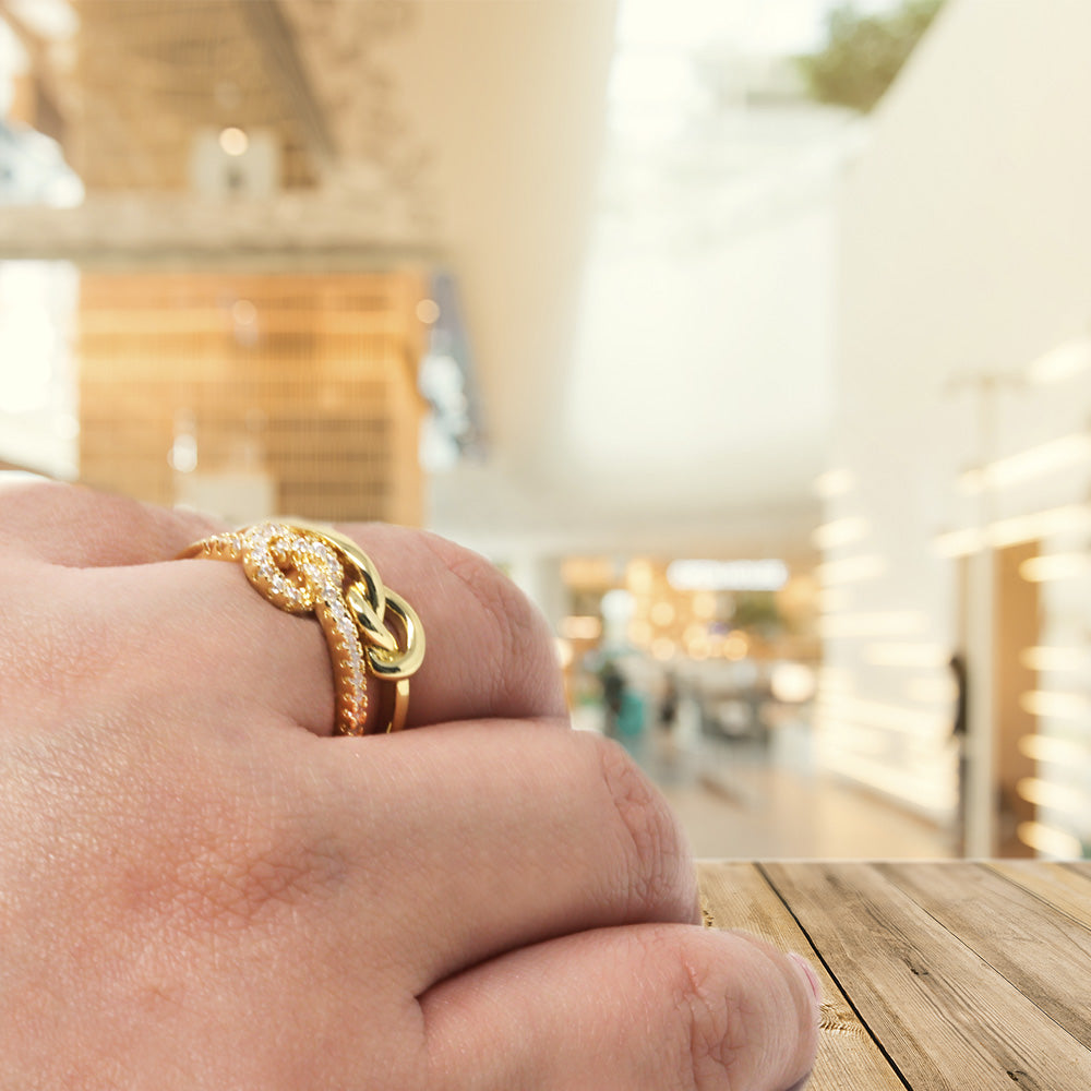 Anillo Doble Trenzado Dorado con Piedras Brillantes – Modelo LX-9686R
