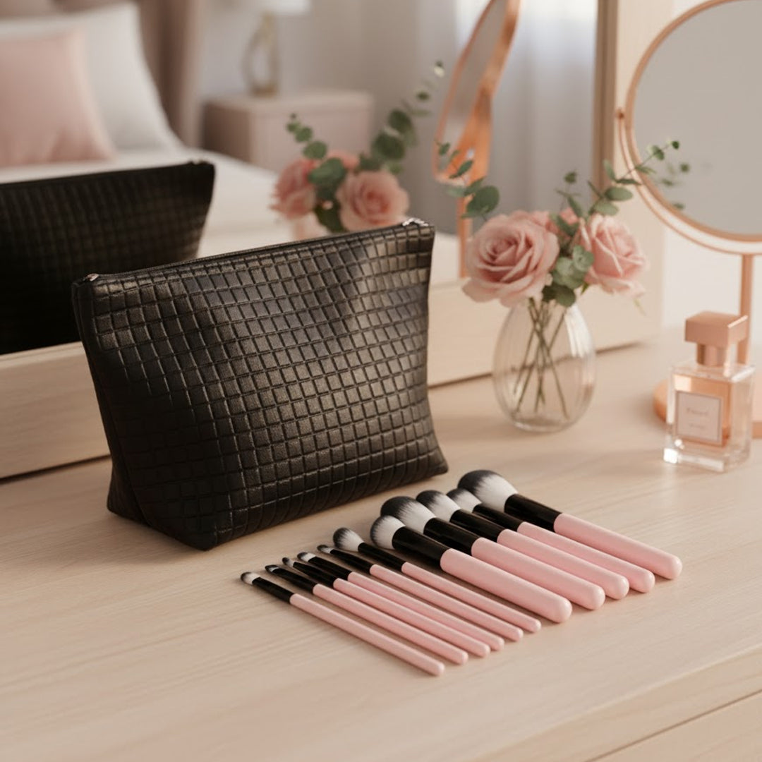 Cosmetiquera Negra con 11 Brochas de Maquillaje