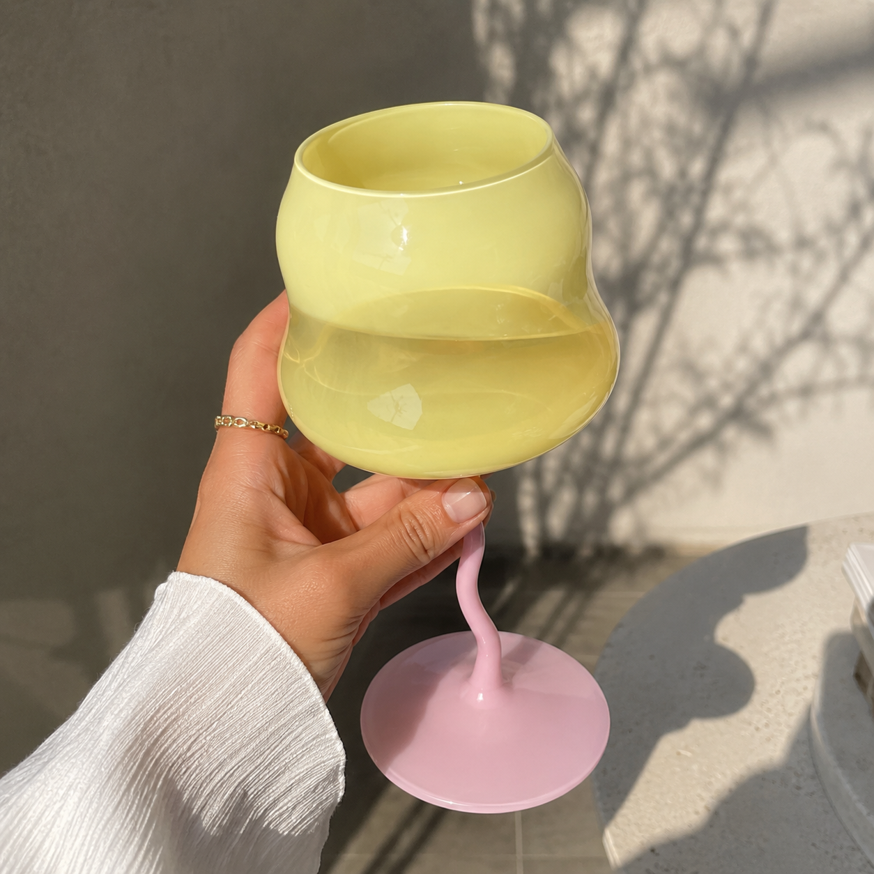 Copa de Vino Ondulada Amarilla con base Rosa