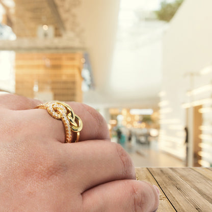 Anillo Doble Trenzado Dorado con Piedras Brillantes – Modelo LX-9686R