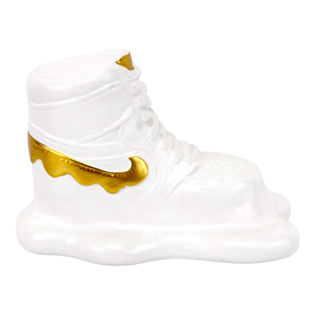 Figura Decorativa Moderna con Diseño de Tenis Urbano Blanco y Detalles Dorados
