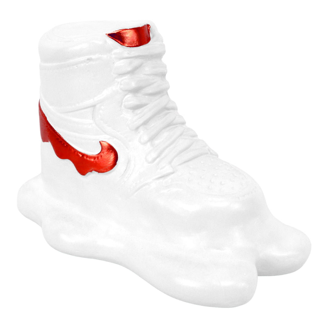 Figura Decorativa Moderna con Diseño de Tenis Urbano Blanco y Detalles Rojos